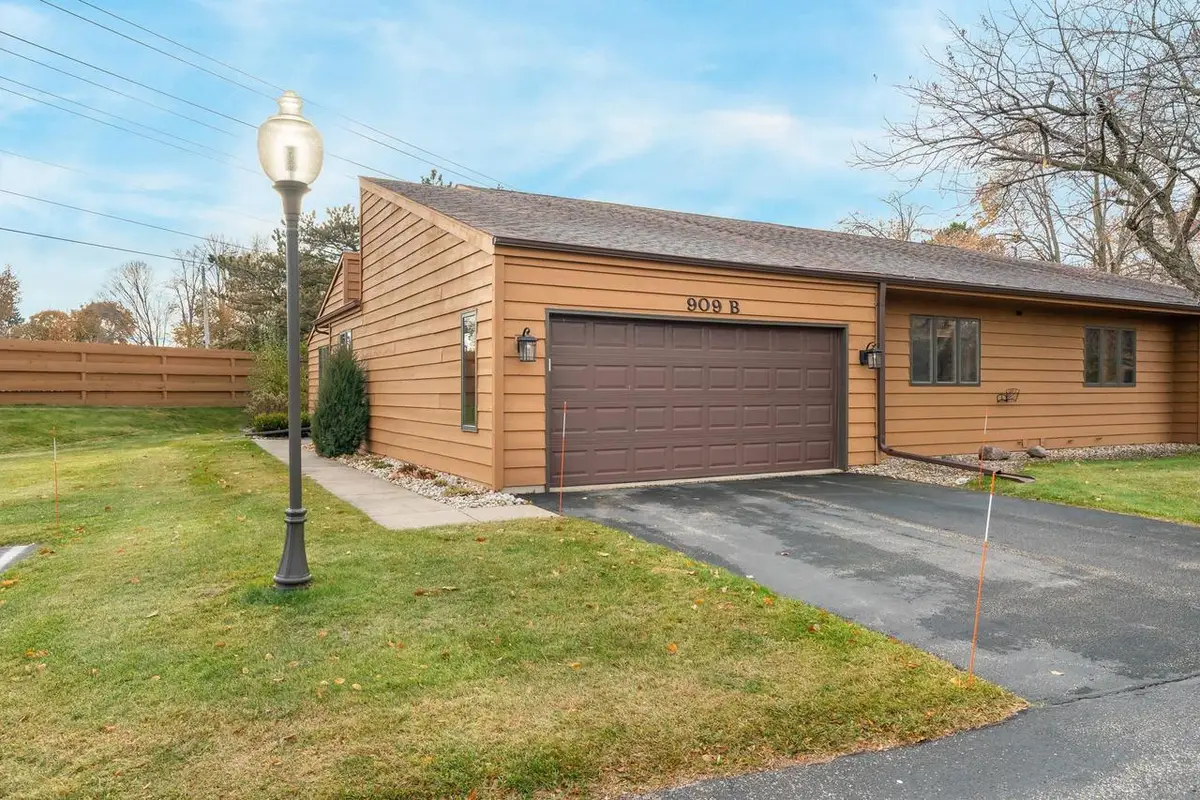 909 E WINDFIELD PLACE  #B, Appleton, WI 54911 - Image #1