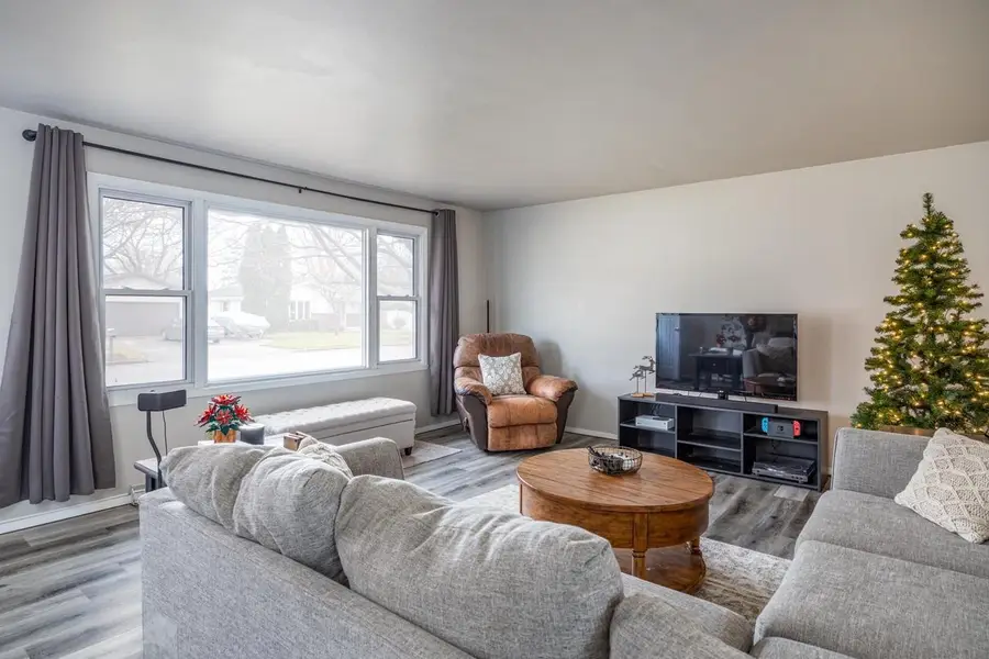 2915 S GLADYS AVENUE, Appleton, WI 54915 - Image #2