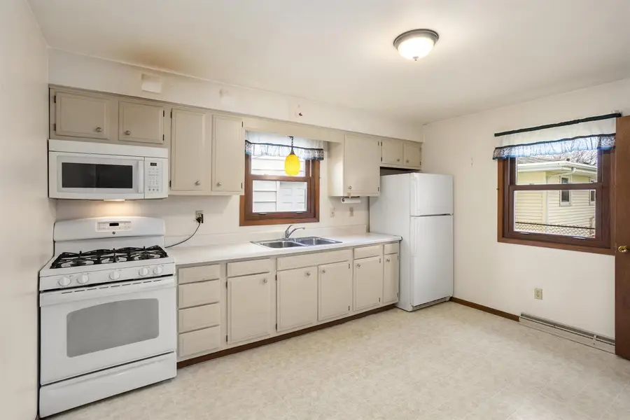 2109 E COLLEGE AVENUE, Appleton, WI 54915 - Image #2