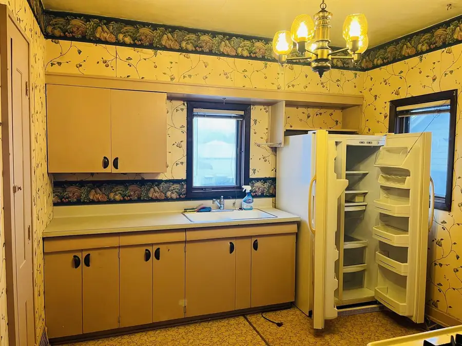 821 W 6TH AVENUE, Oshkosh, WI 54902 - Image #2