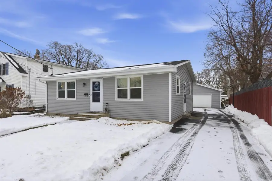 1015 W BELL AVENUE, Appleton, WI 54914 - Image #2