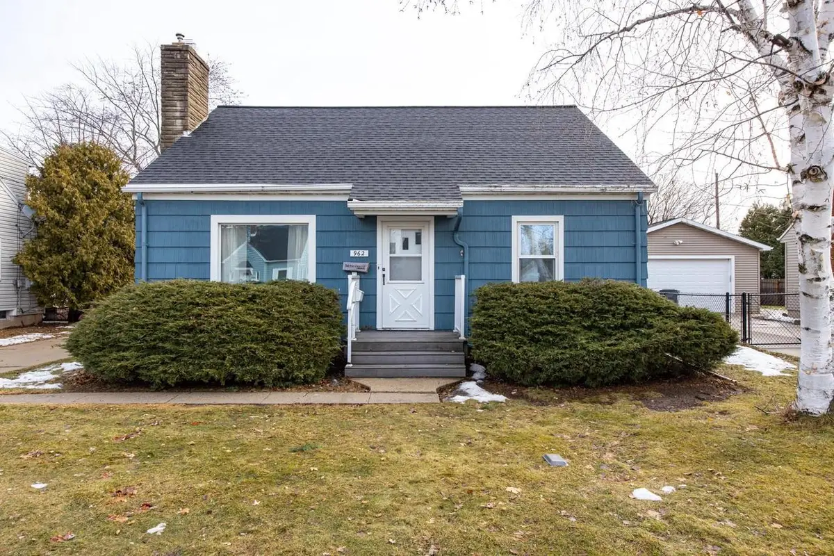 962 HIGGINS AVENUE, Neenah, WI 54956 - Image #1