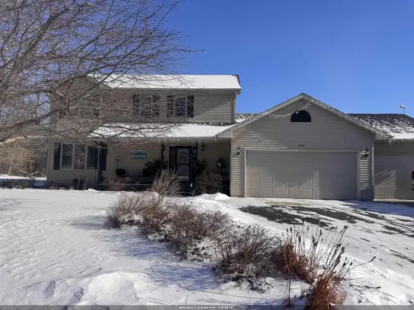 833 WOODLAND CIRCLE, Waupaca, WI 54981