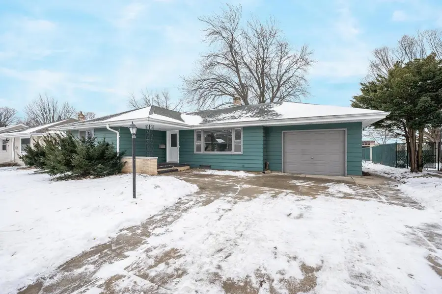 1201 W BREWSTER STREET, Appleton, WI 54914 - #2