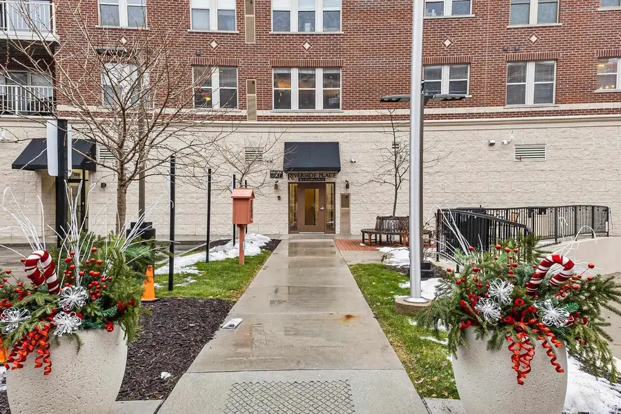 118 S WASHINGTON STREET, Green Bay, WI 54301 - #2