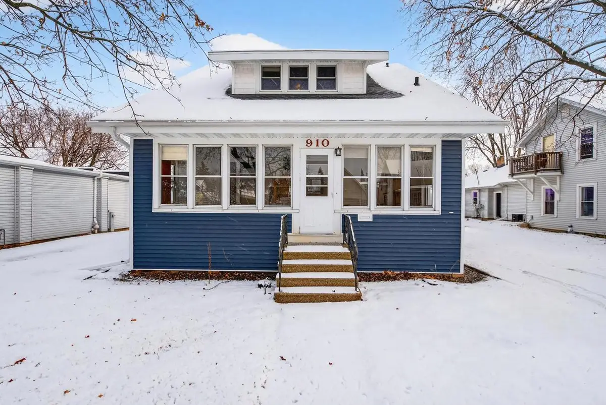 910 ALGOMA STREET, New London, WI 54961 - #1