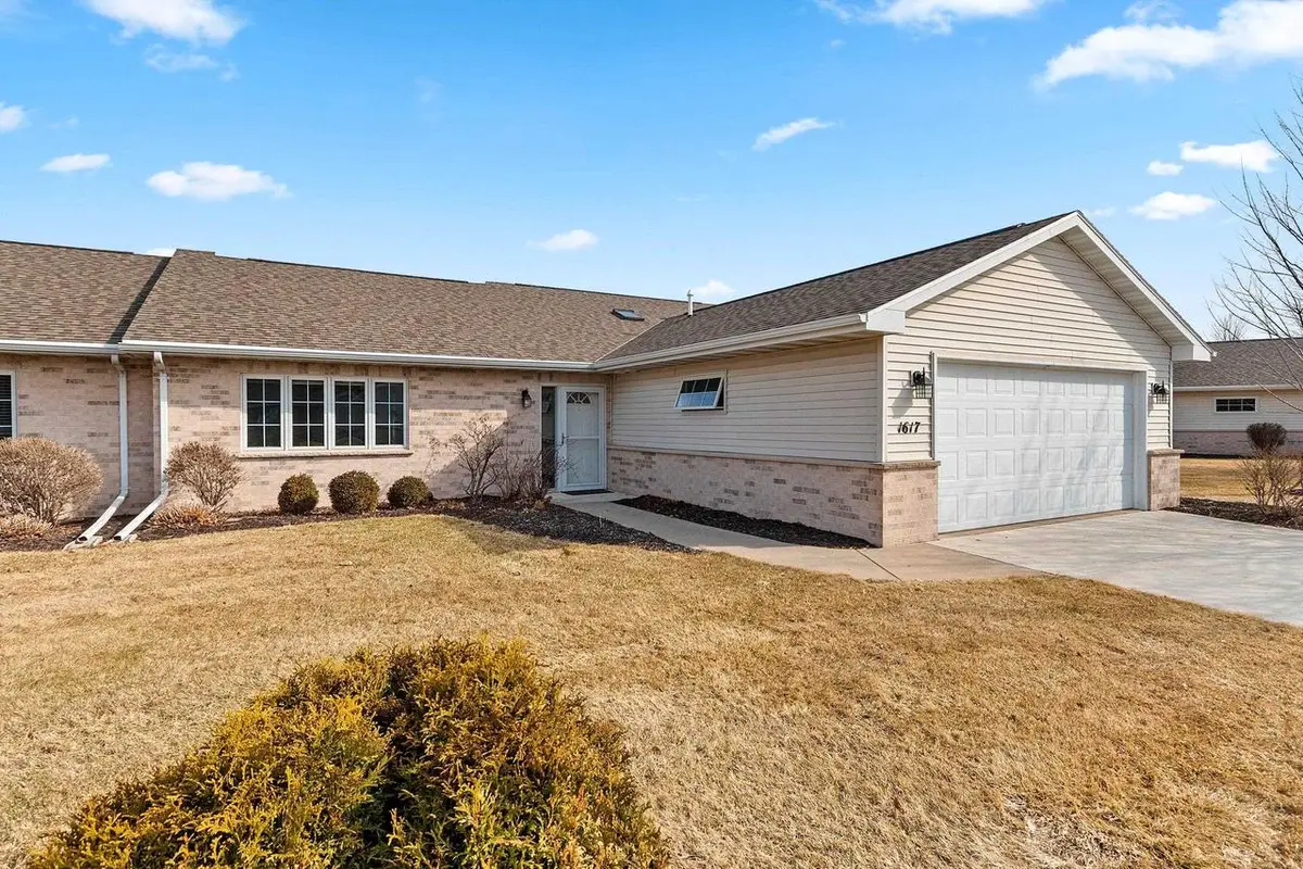 1617 TWIN LAKES CIRCLE, Green Bay, WI 54311 - #1