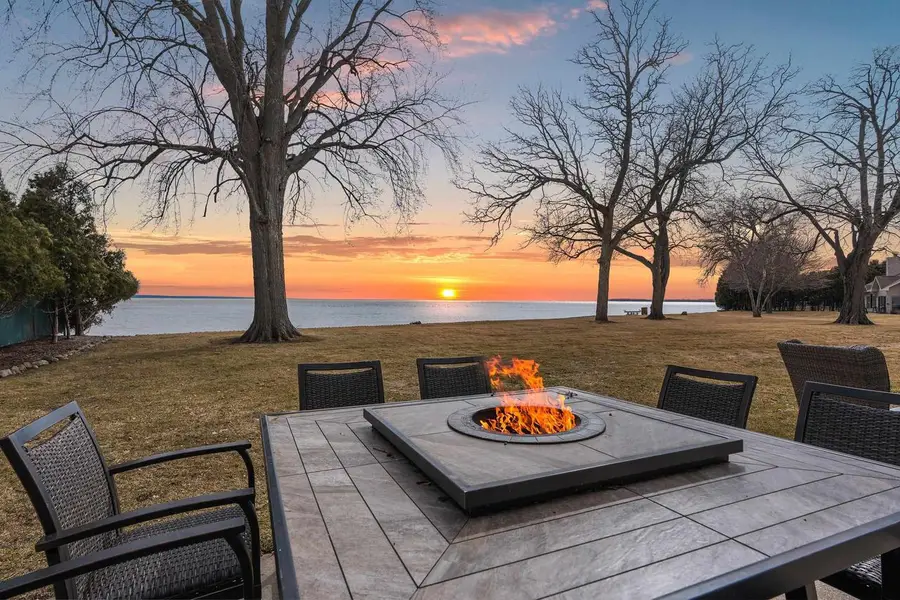 957 BRIGHTON DRIVE, Menasha, WI 54952 - #2