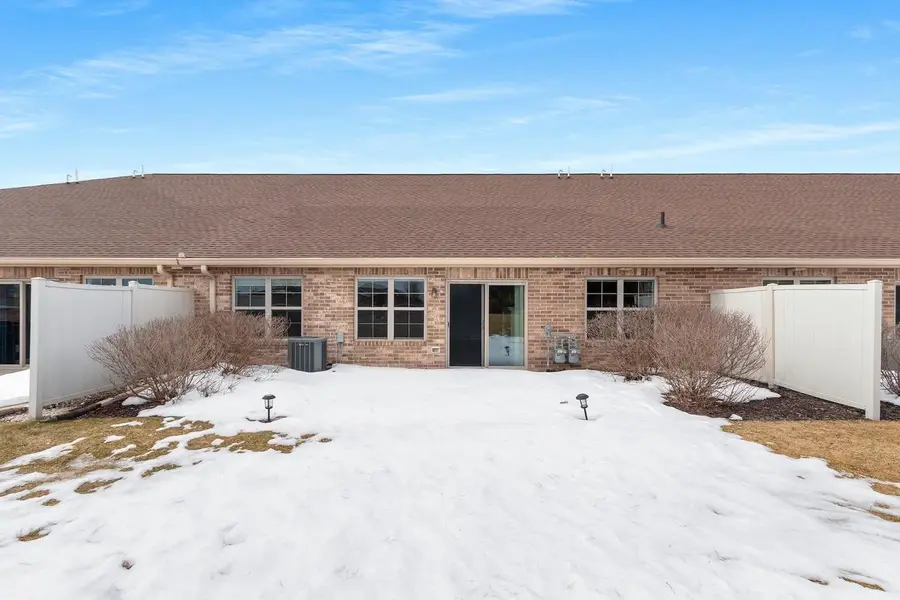 1242 POND VIEW CIRCLE  #18, De Pere, WI 54115 - #2