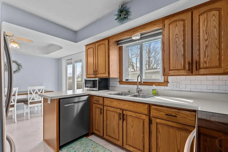 980 W CECIL STREET, Neenah, WI 54956 - #2