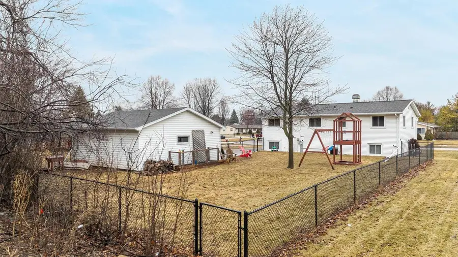 827 HERITAGE TRAIL, Oshkosh, WI 54904 - #2