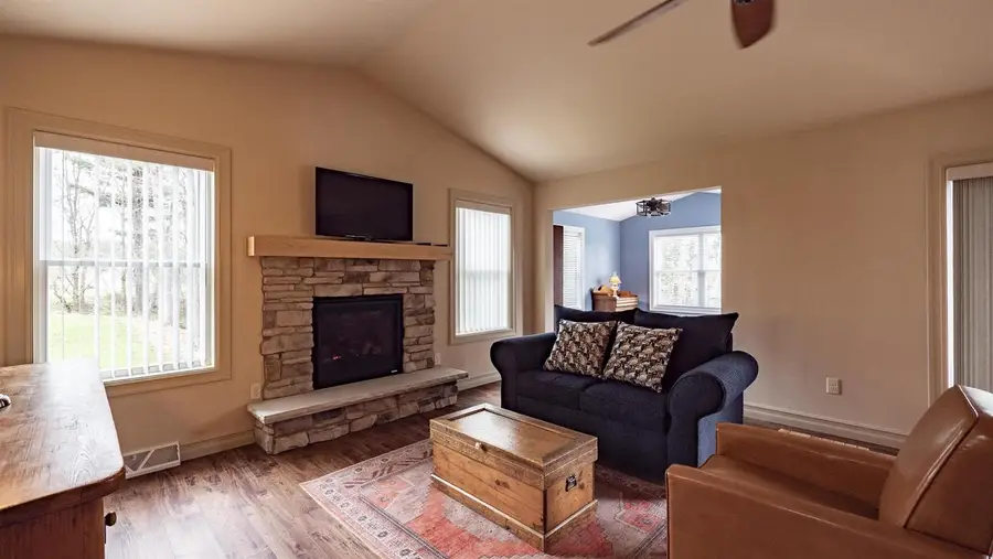 564 HART COURT, Waupaca, WI 54981 - #3