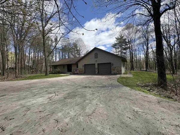 W9221 AMBER LANE, Clintonville, WI 54929