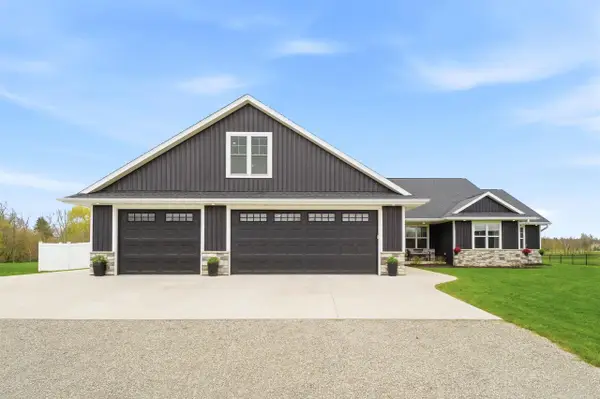594 PRAIRIE GARDENS LANE, Pulaski, WI 54162