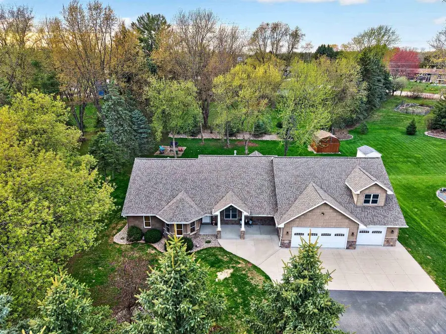1216 E APPLE CREEK ROAD, Appleton, WI 54913 - #2