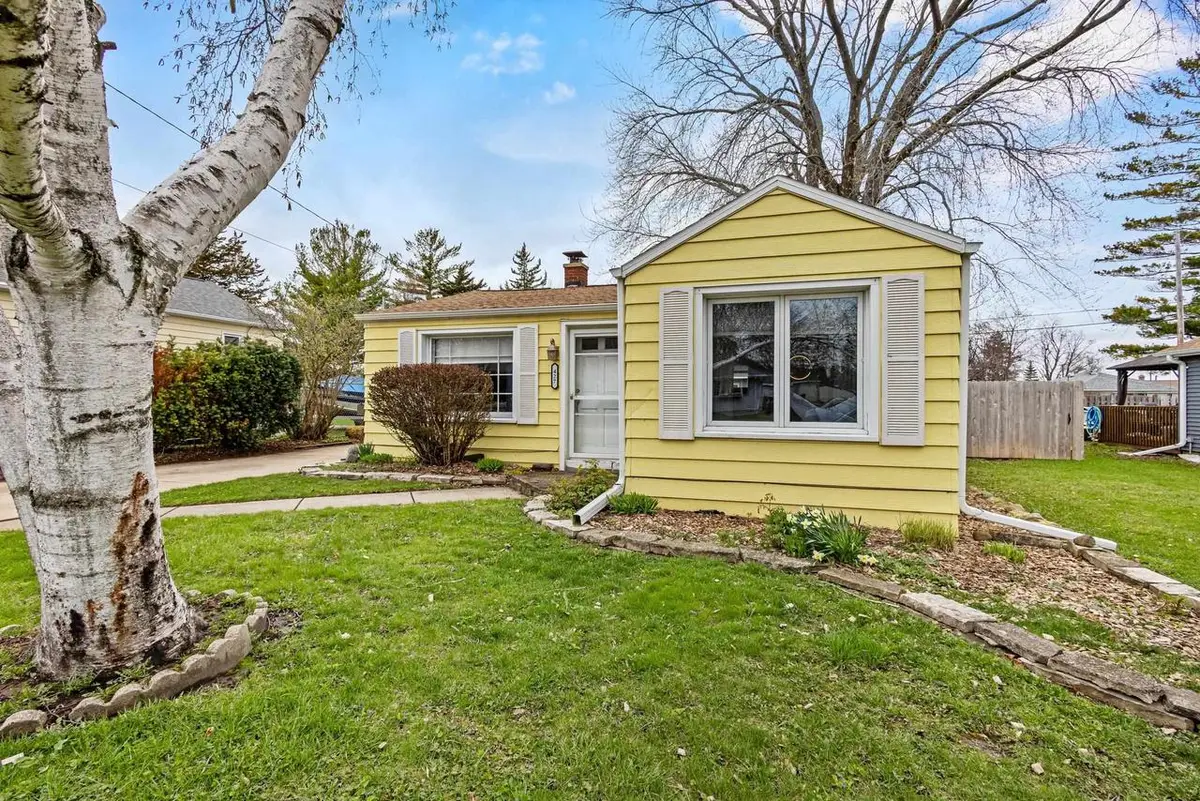 427 N LARK STREET, Oshkosh, WI 54902 - #1