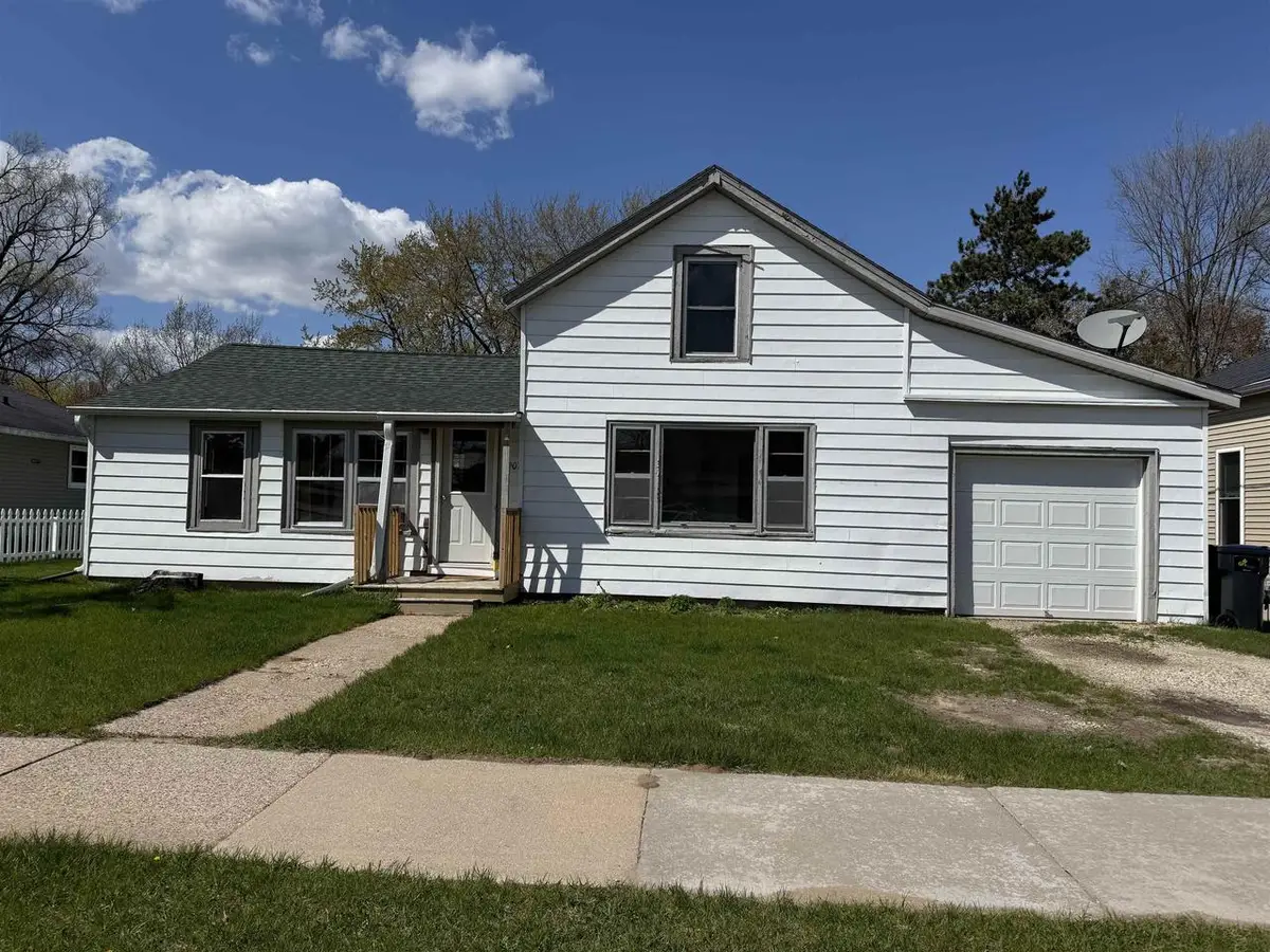 907 PARK AVENUE, Waupaca, WI 54981 - #1