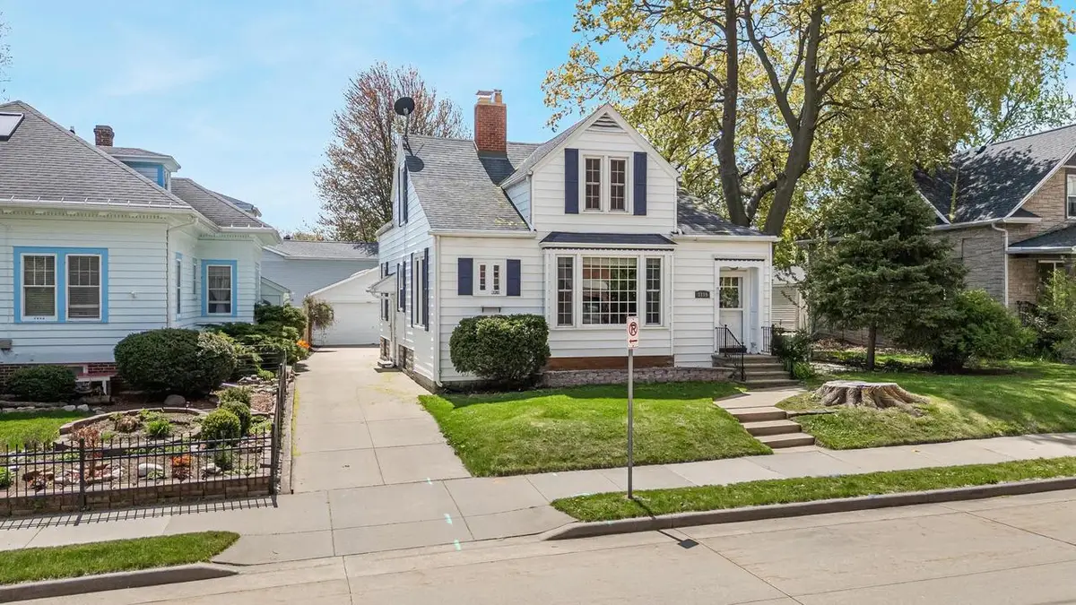 1119 E PARKWAY AVENUE, Oshkosh, WI 54901 - #1