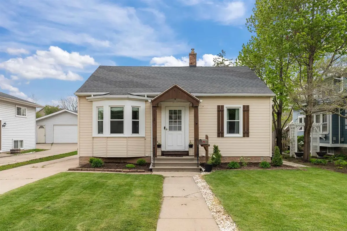 713 N SAWYER STREET, Oshkosh, WI 54902 - #1