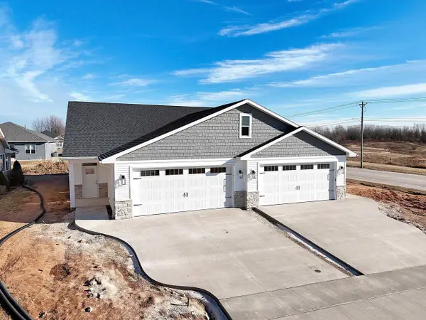 1901 HIDDEN HOLLOW LANE, Manitowoc, WI 54220