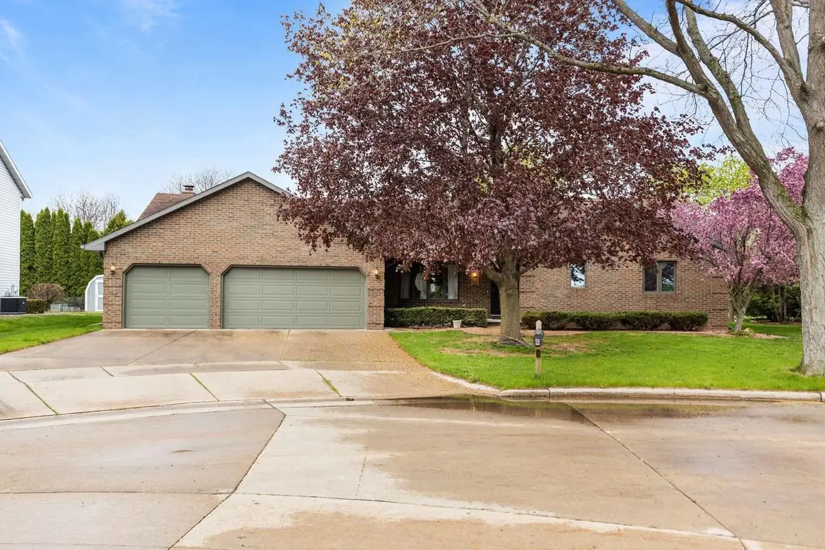 21 KENSINGTON COURT, Appleton, WI 54915 - #1