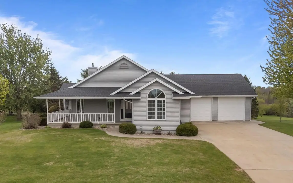 118 HONEYSUCKLE DRIVE, Hortonville, WI 54944 - #1