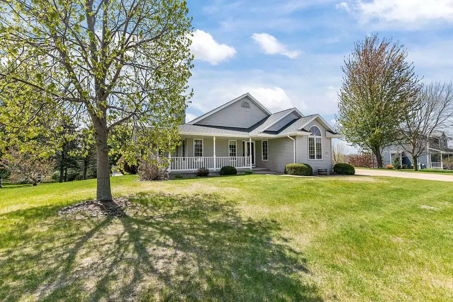 118 HONEYSUCKLE DRIVE, Hortonville, WI 54944 - #2