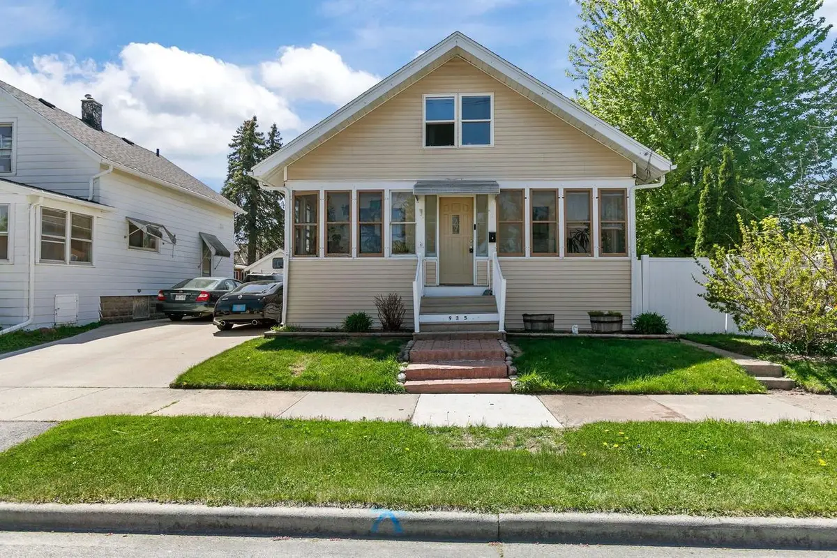 935 W 8TH AVENUE, Oshkosh, WI 54902 - #1