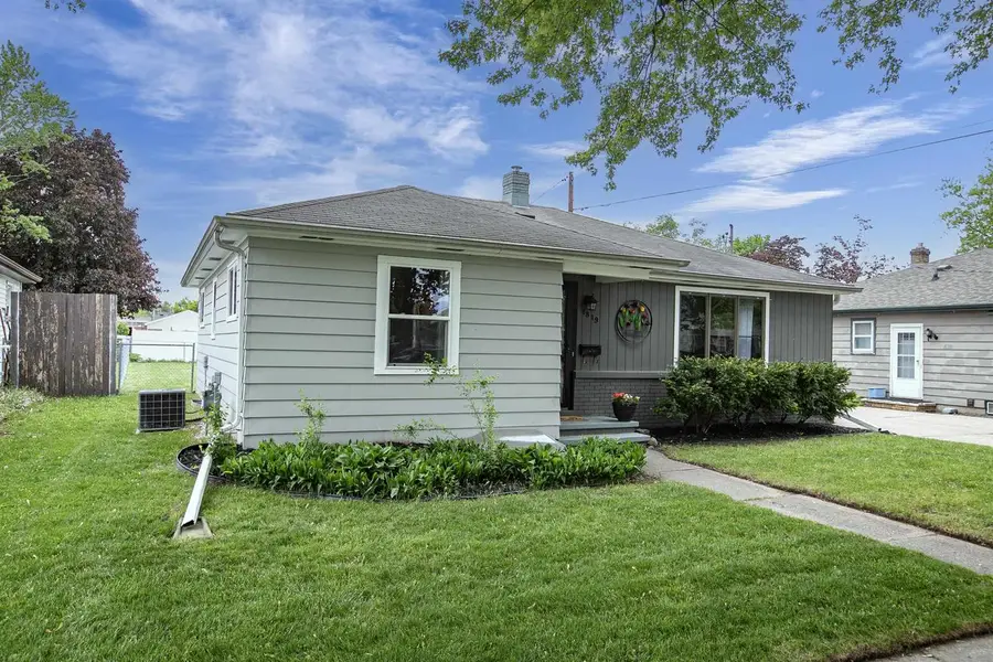 1819 W COMMERCIAL STREET, Appleton, WI 54914 - #2