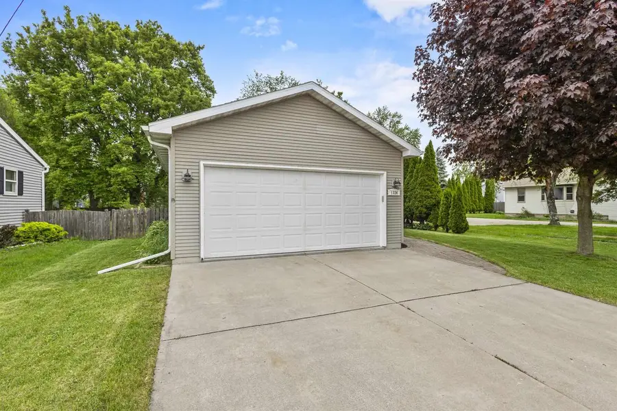 1324 W BENT AVENUE, Oshkosh, WI 54901 - #3