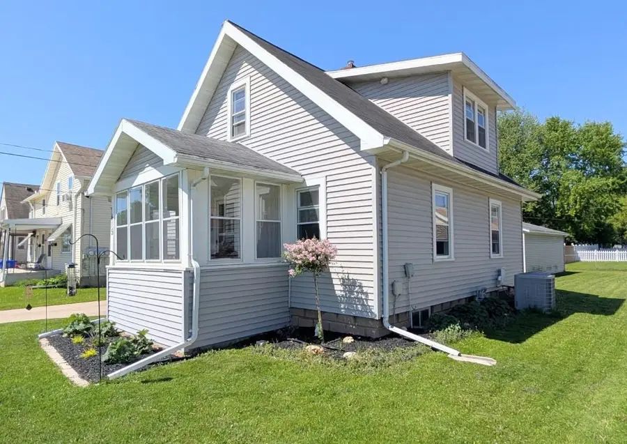 1415 N BENNETT STREET, Appleton, WI 54914 - #3