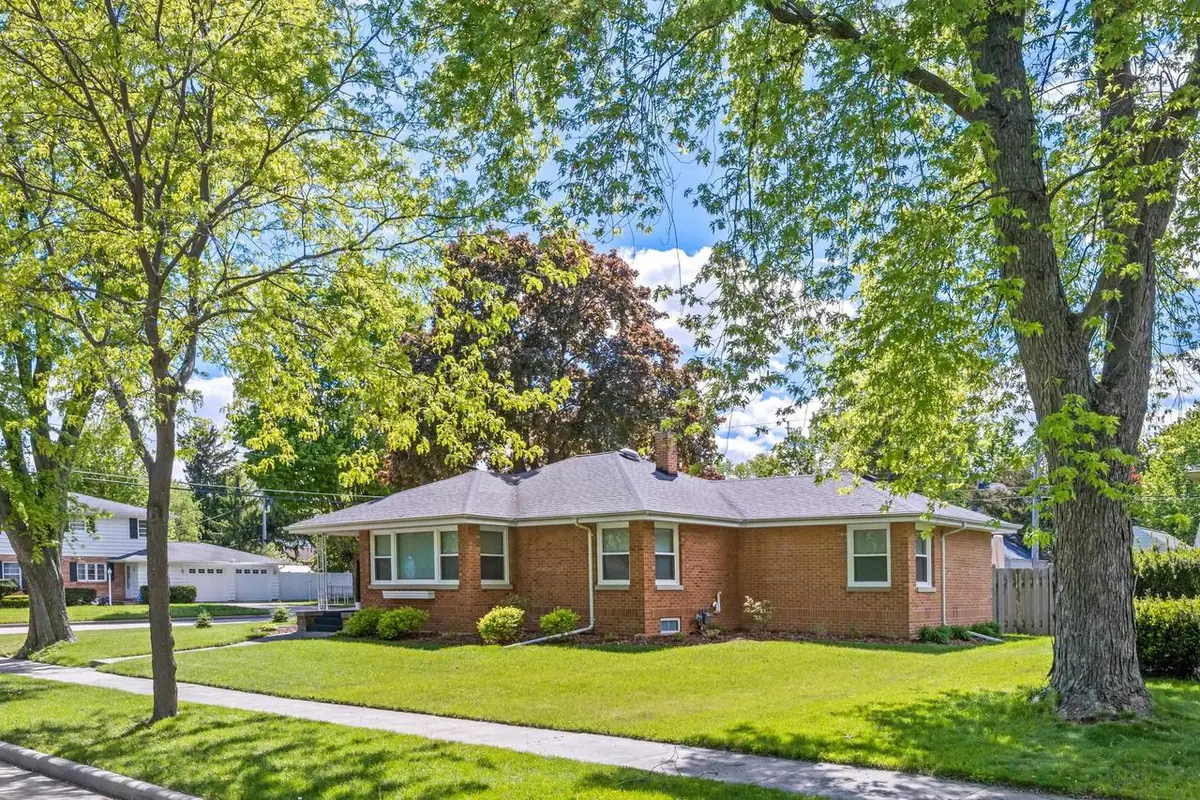 1003 EVANS STREET, Oshkosh, WI 54901 - #1