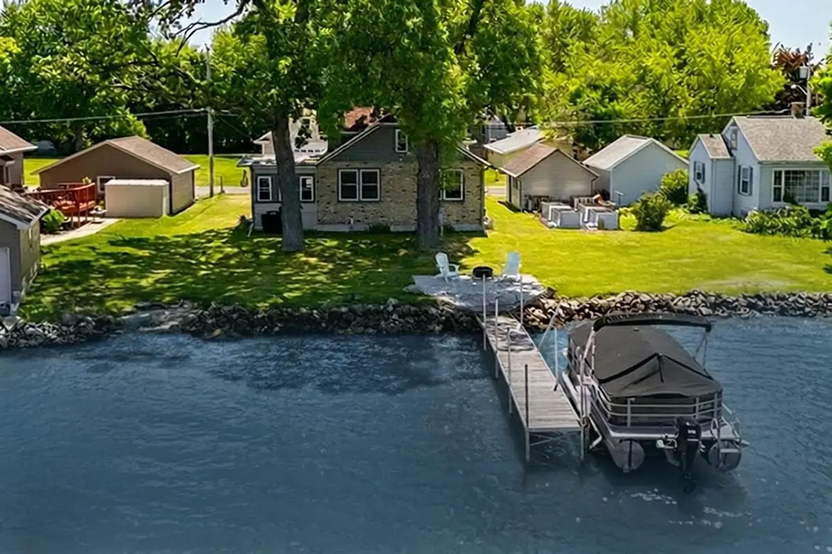2432 HICKORY LANE, Oshkosh, WI 54901 - #1