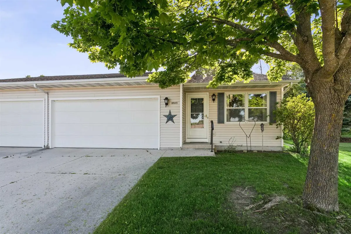 4537 OAKTREE COURT, Manitowoc, WI 54220 - #1