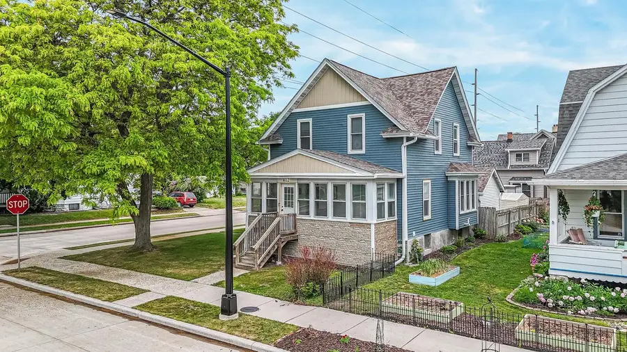 402 E LINCOLN AVENUE, Oshkosh, WI 54901 - #2