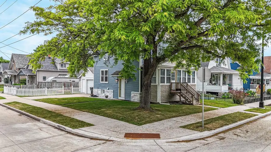 402 E LINCOLN AVENUE, Oshkosh, WI 54901 - #3