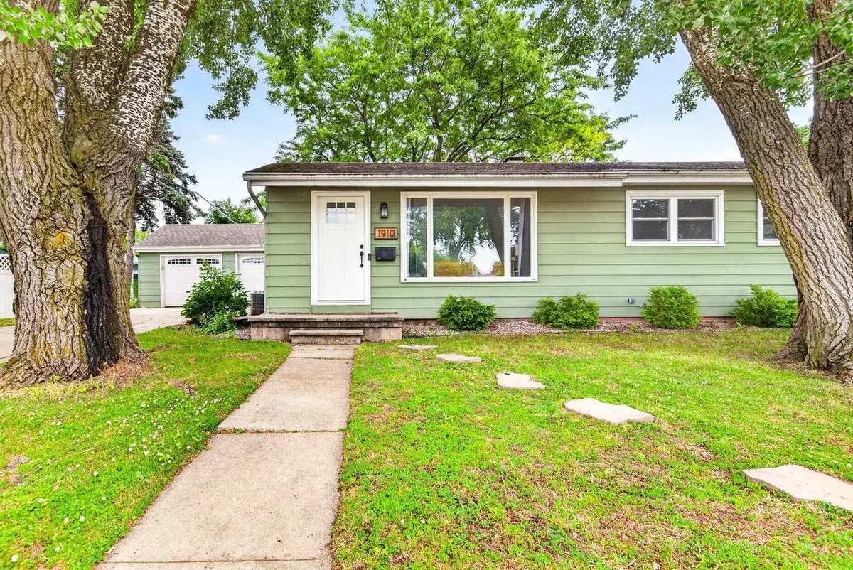 1910 GEORGIA STREET, Oshkosh, WI 54902 - #1