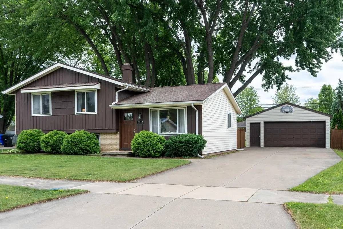 1217 E MITCHELL AVENUE, Appleton, WI 54915 - #1
