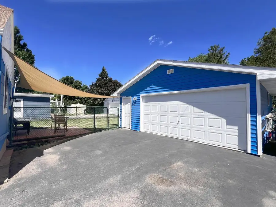 512 W 19TH AVENUE, Oshkosh, WI 54904 - #2