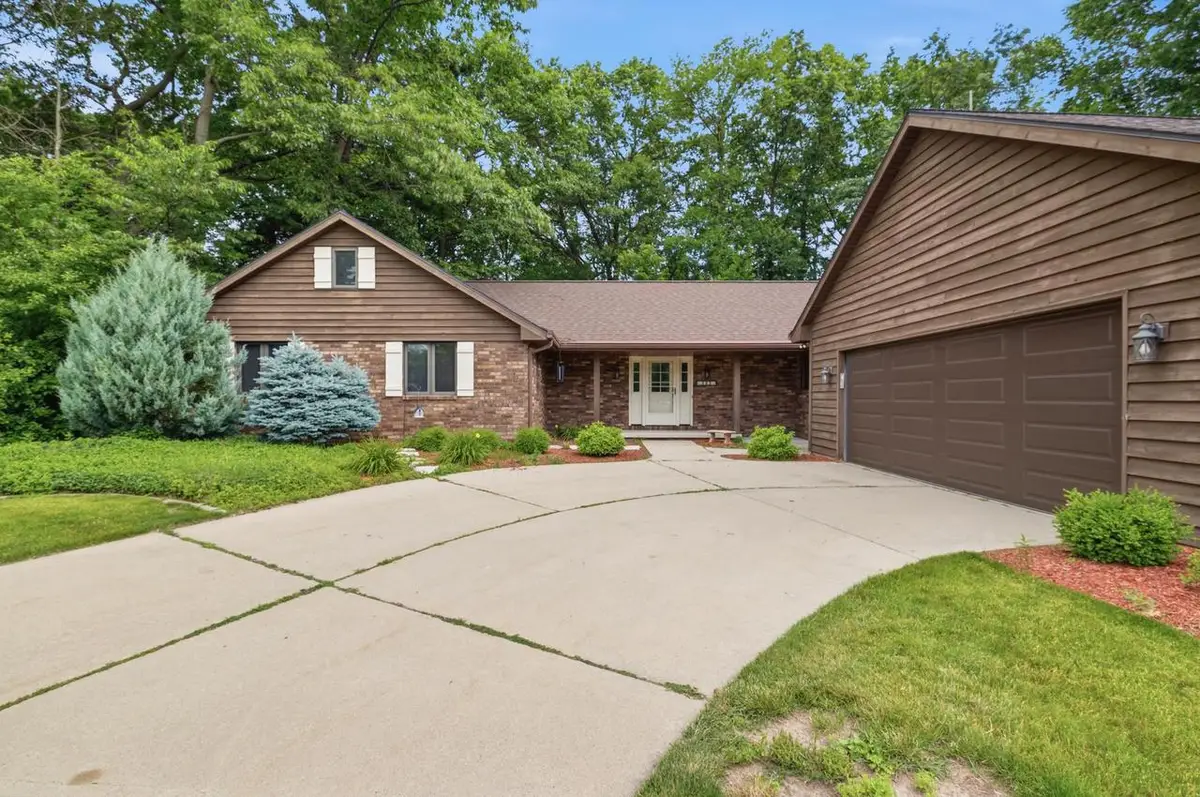343 E LE CAPITAINE CIRCLE, Green Bay, WI 54302 - #1