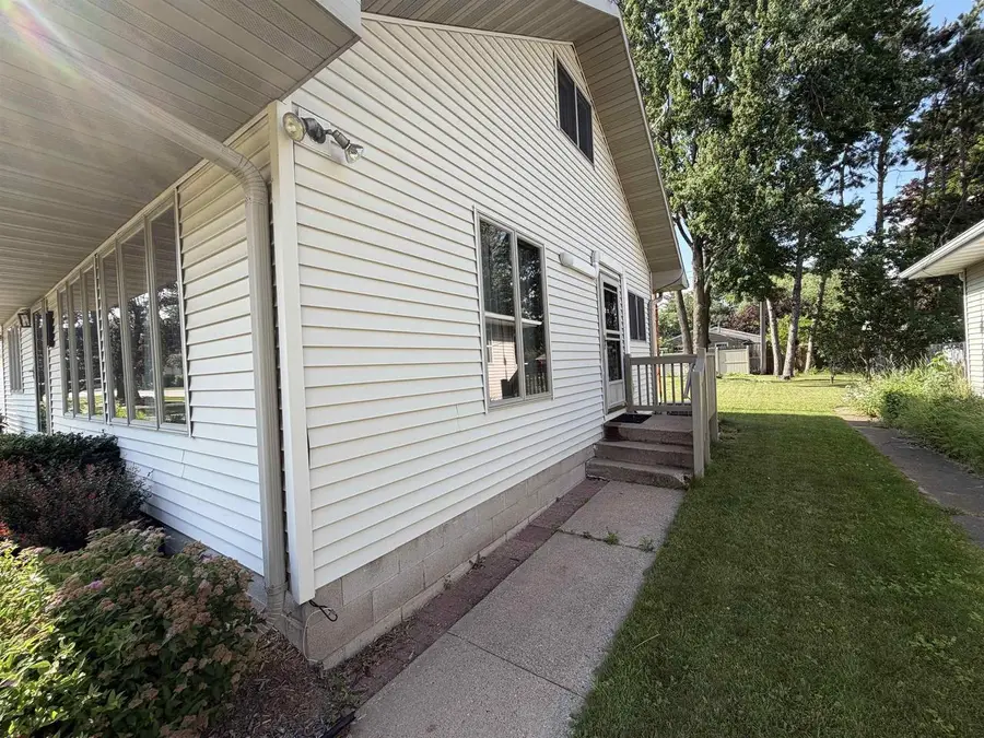 535 PARK AVENUE, Waupaca, WI 54981 - #3