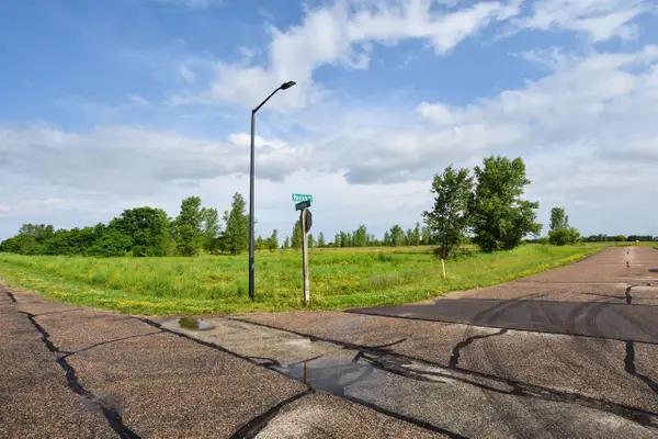 RUNWAY DRIVE, Waupaca, WI 54981
