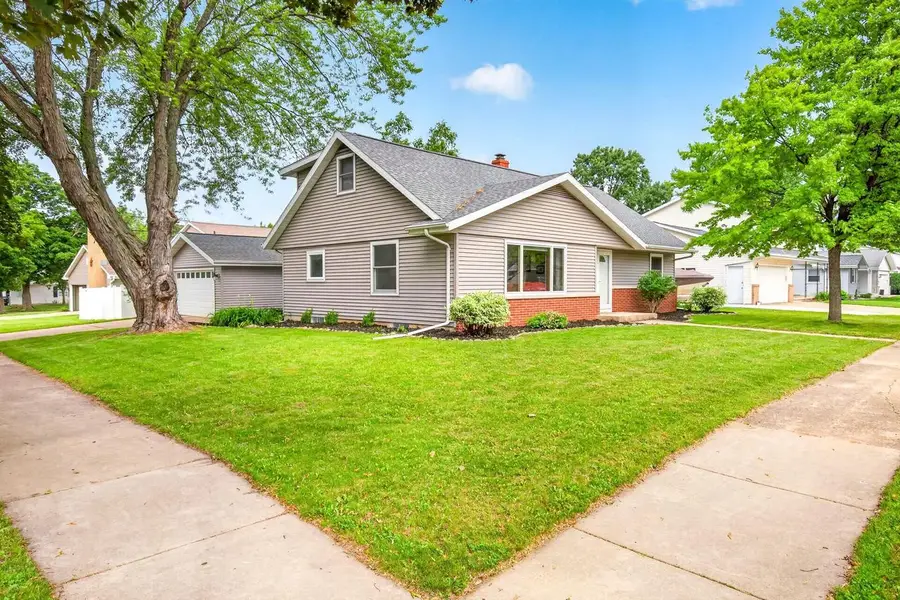 2001 N DOUGLAS STREET, Appleton, WI 54914 - #2