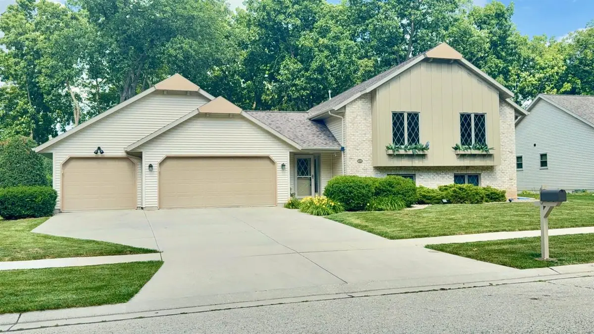 1071 WOODCREST DRIVE, Fond Du Lac, WI 54935 - #1