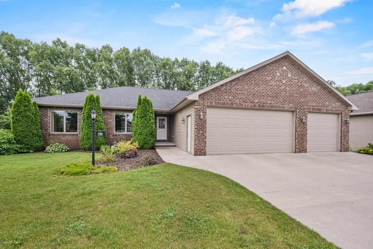 290 ROYAL ST PATS DRIVE, Wrightstown, WI 54180 - #1
