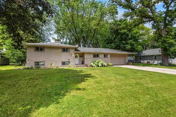 826 FIELDCREST DRIVE, Neenah, WI 54956
