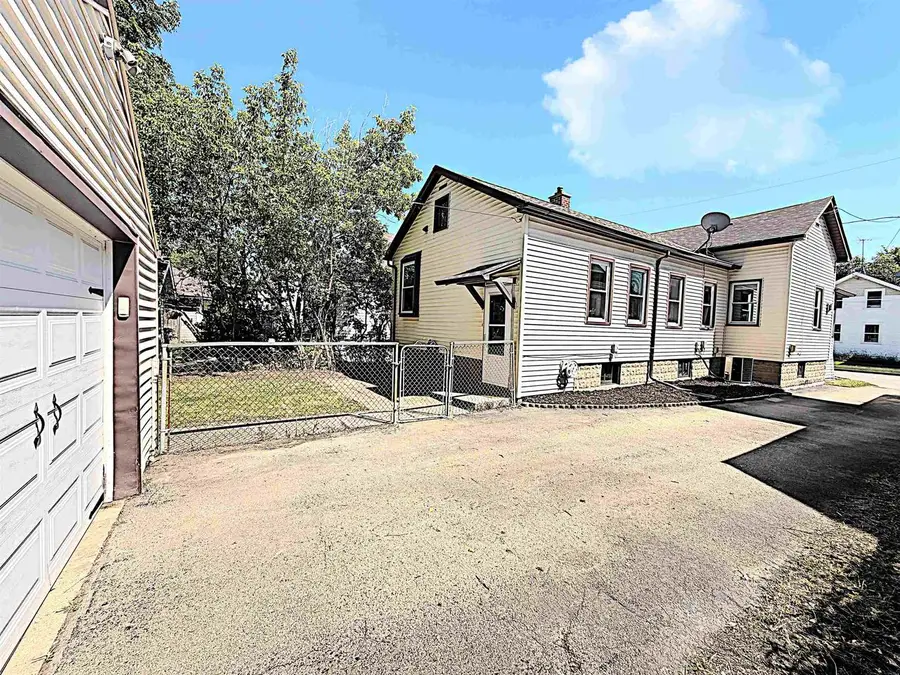320 E PARKWAY AVENUE, Oshkosh, WI 54901 - #2
