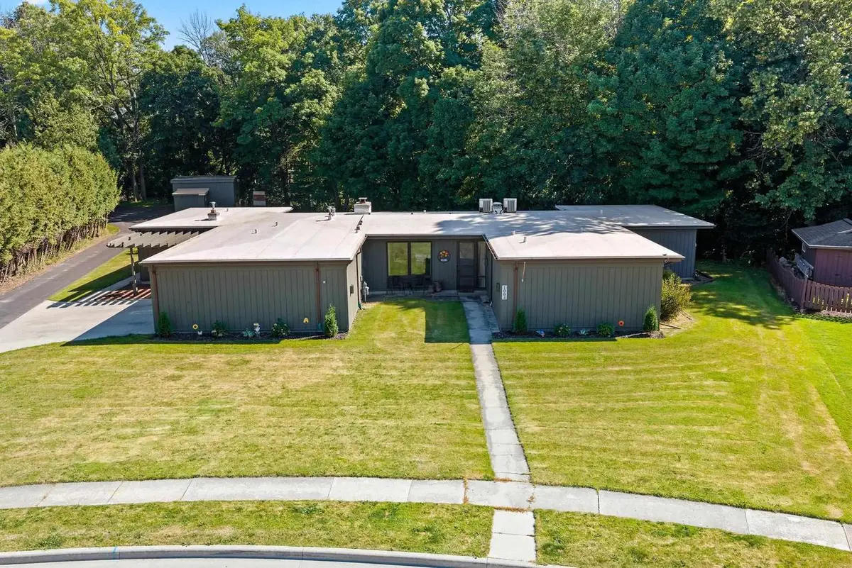 1004 W CRESCENT DRIVE, Manitowoc, WI 54220 - #1