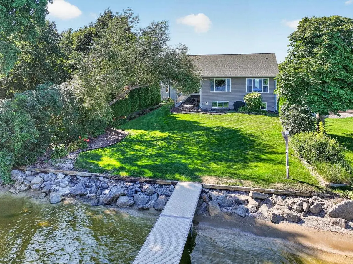 4666 ISLAND VIEW DRIVE, Oshkosh, WI 54901 - #1