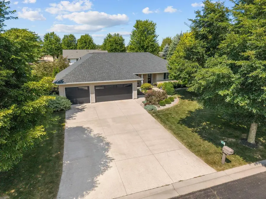 W7054 BLUEBLUFF WAY, Greenville, WI 54942 - #2